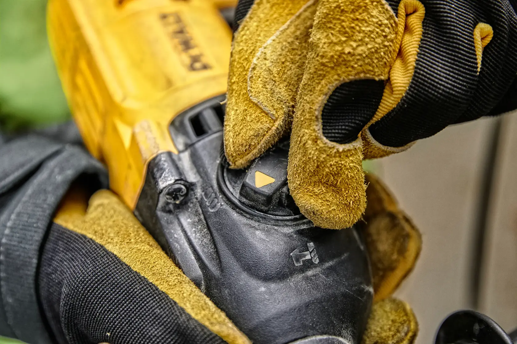 Photo of DEWALT tool mode selector, gloved hand turning switch. SKUs D25134K-B3, D25134K, D25134K-B2C, D25134K-B2.