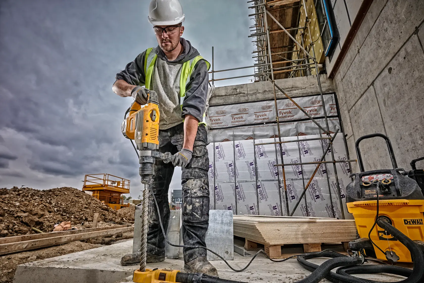 Elektrischer DeWALT-Bohrhammer mit gelb-schwarzem Gehäuse, seitlichem Griff und Netzkabel.