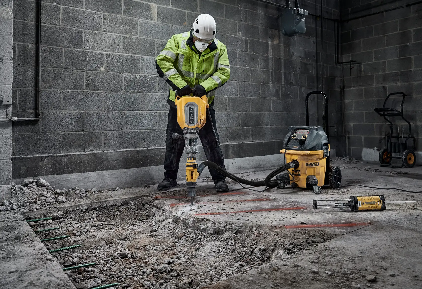 Image d'un marteau-piqueur DEWALT modèle D25911K avec des caractéristiques mises en avant, incluant le porte-outil SDS Max, le contrôle sans fil, la technologie d'absorption des chocs et un cadran de vitesse variable.
