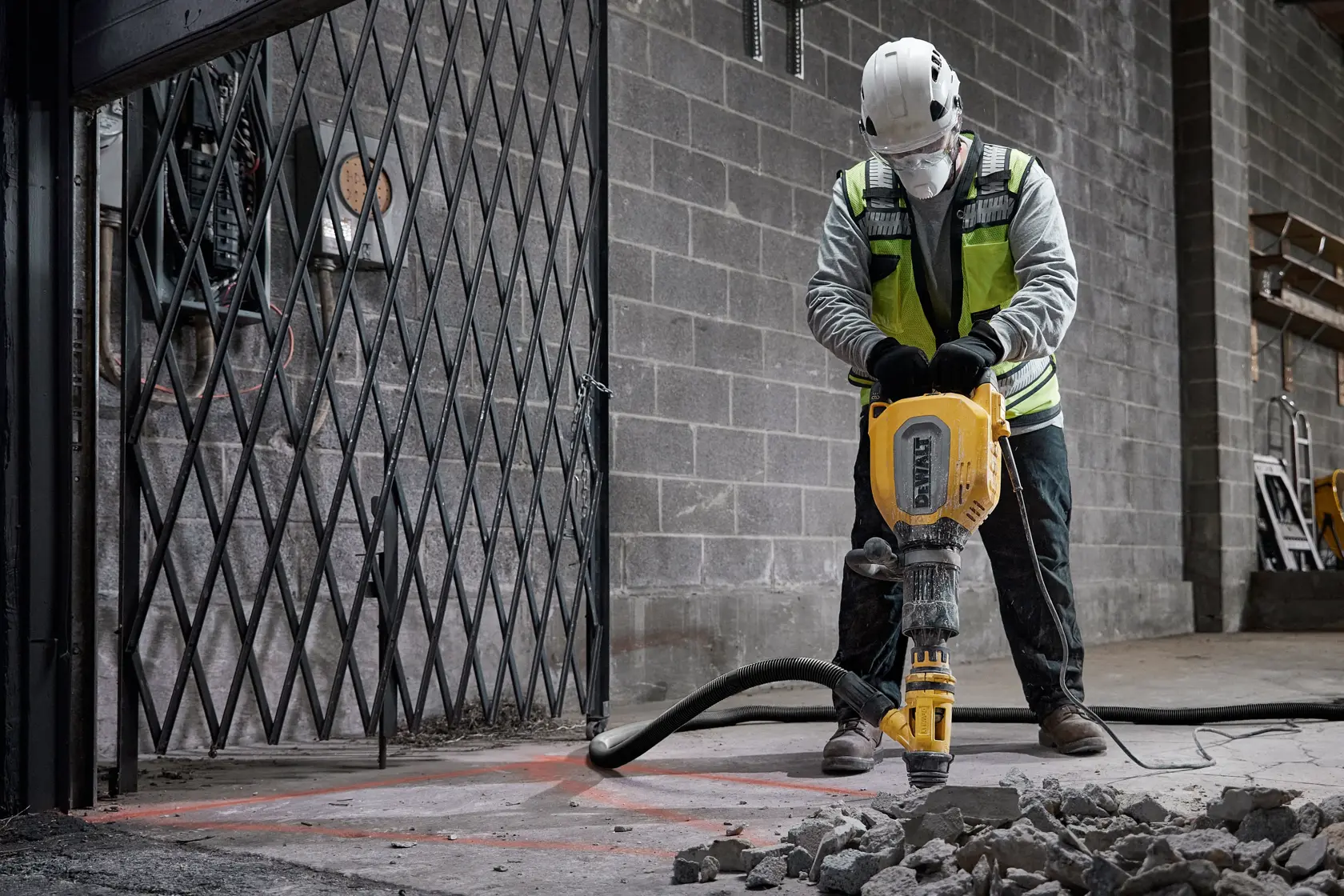 Vue rapprochée de l’outil DEWALT D25911K montrant son design de poignée principale arrière, avec le mot 'BRUSHLESS' sur la poignée et un texte jaune en bas indiquant 'REAR MAIN HANDLE DESIGN'.