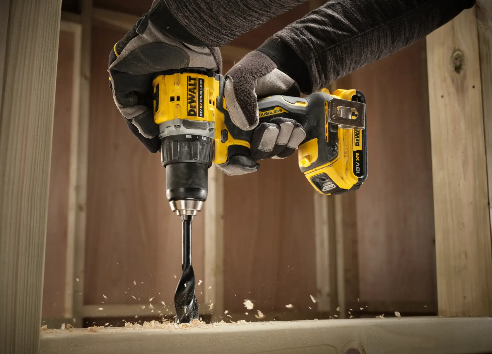 Taladro DEWALT para madera. DCD794D2T-QW, DCD794D2T visibles. Producto de fotografía.