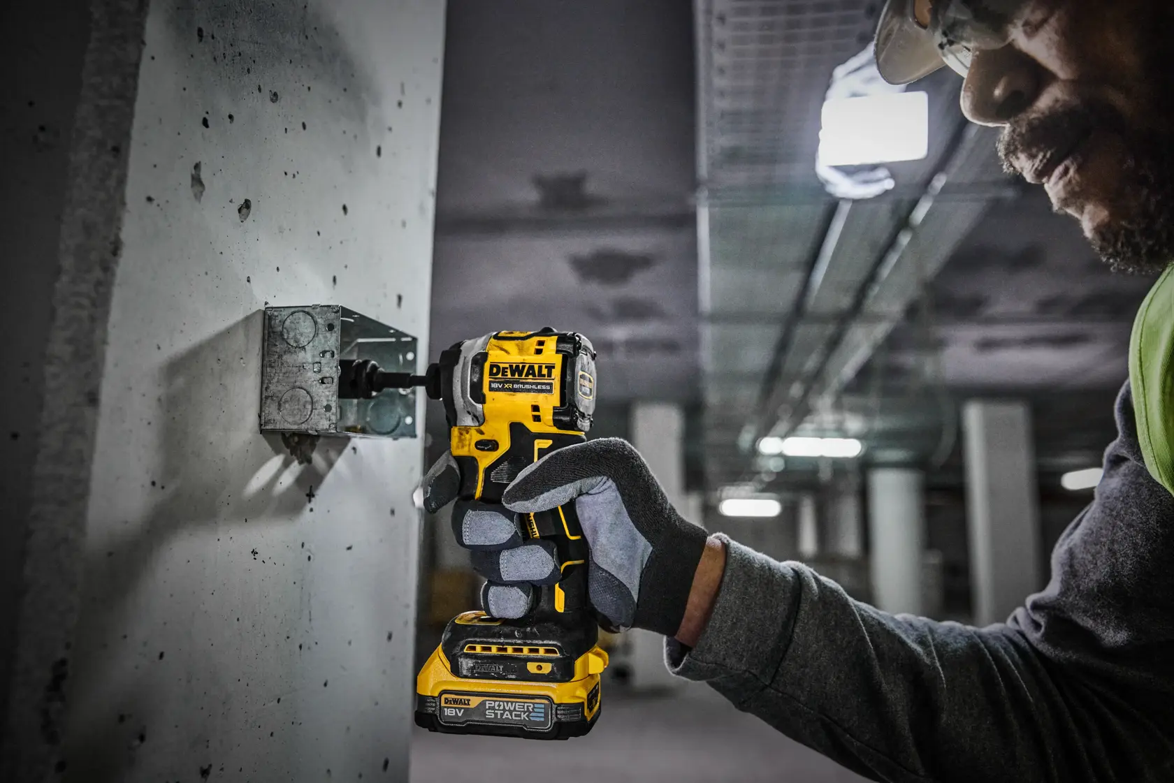 18V XR Ultrakompakt slagskruvdragare med 2x POWERSTACK kompakt batterier och laddare i TSTAK