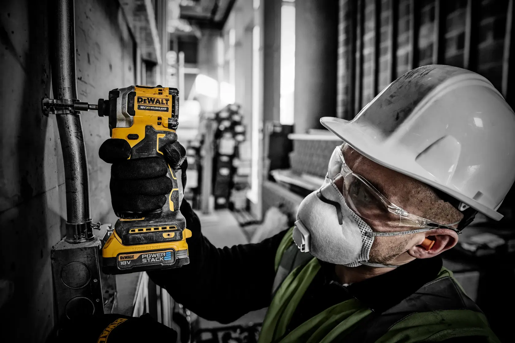 18V XR Ultrakompakt slagskruvdragare med 2x POWERSTACK kompakt batterier och laddare i TSTAK