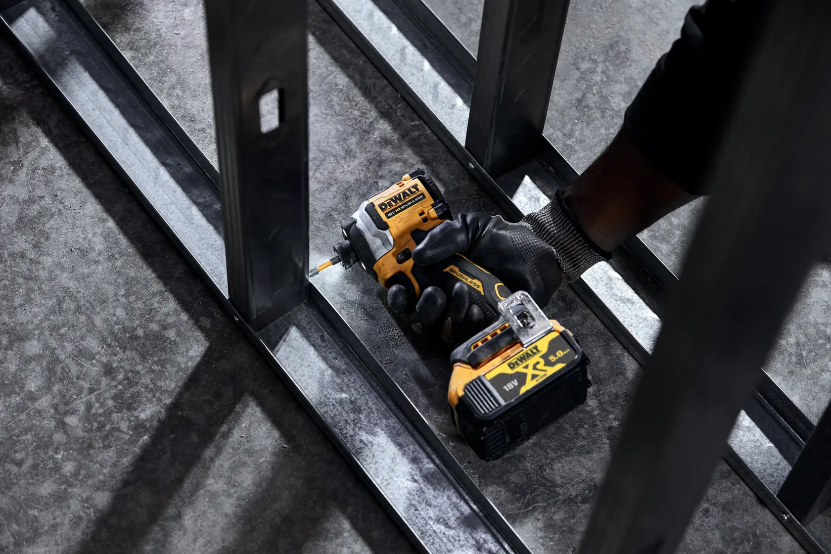 18V XR Ultrakompakt Slagskruvdragare - utan batteri och laddare i TSTAK