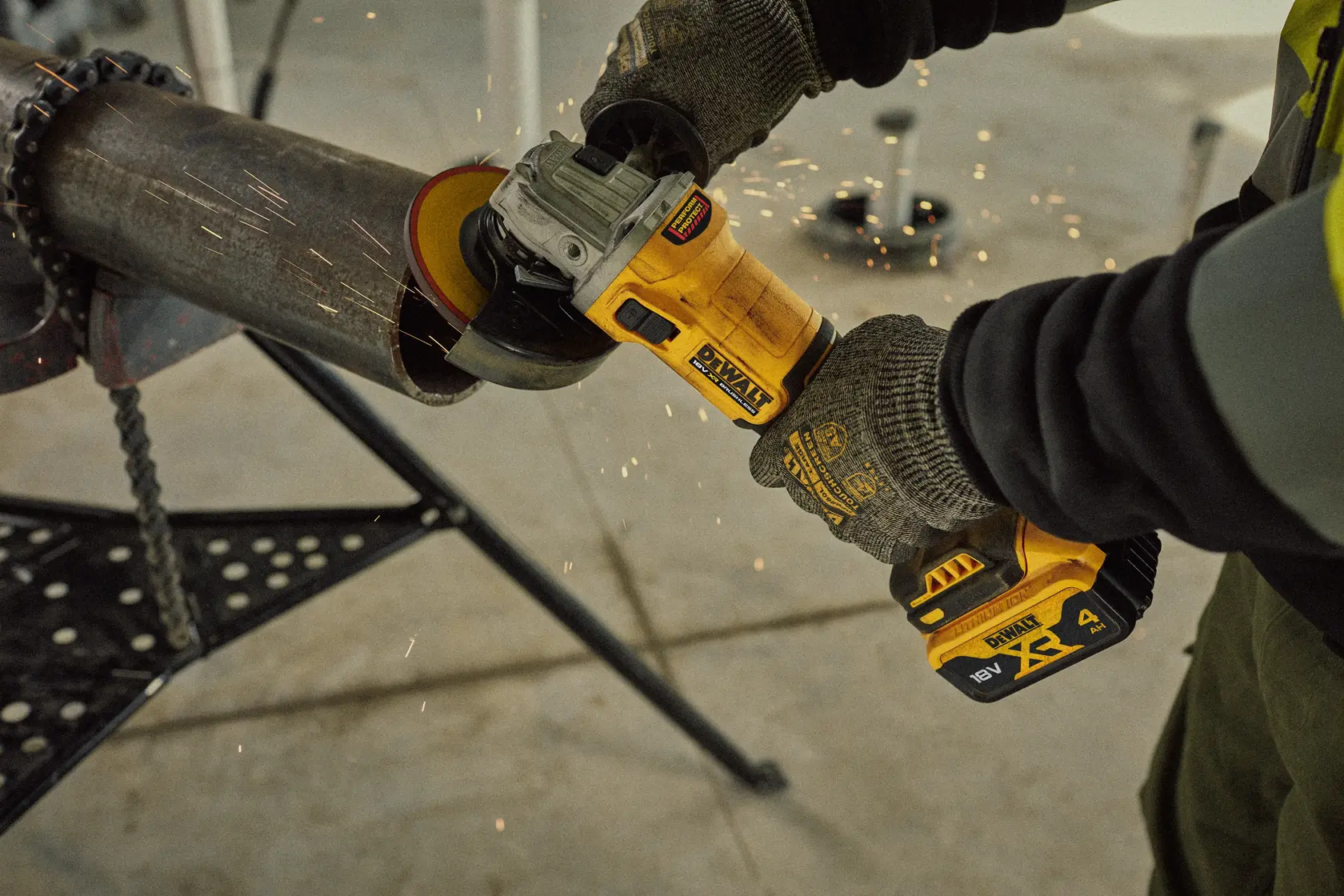 18V XR 125mm kolborstfri vinkelslip med 2x 4.0Ah batteri & laddare i TSTAK