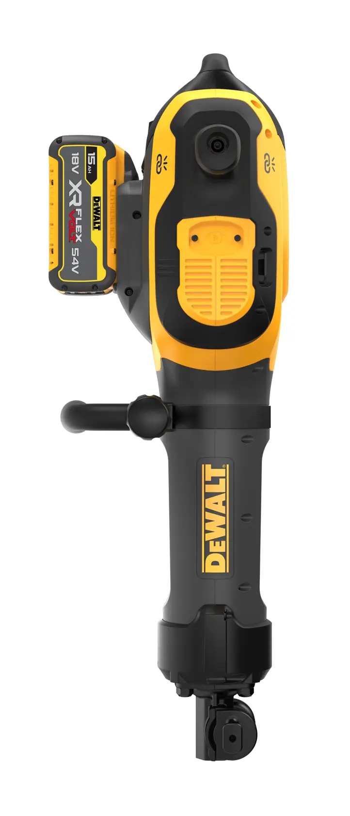 Un ouvrier du bâtiment équipé d’un équipement de sécurité utilise un marteau-piqueur électrique DEWALT pour casser du béton sur un chantier. L’outil est connecté à un système d’aspiration et il y a du matériel de construction à l’arrière-plan.