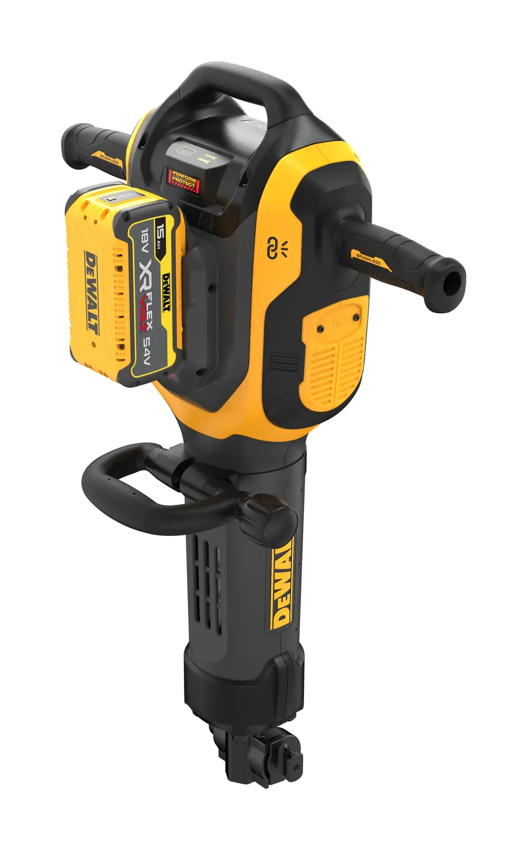 Un ouvrier du bâtiment portant un casque de sécurité et un gilet réfléchissant utilise un outil de démolition DEWALT pour casser du béton dans un environnement industriel. À proximité se trouvent un tuyau, une boîte à outils, un chariot et un projecteur sur trépied.