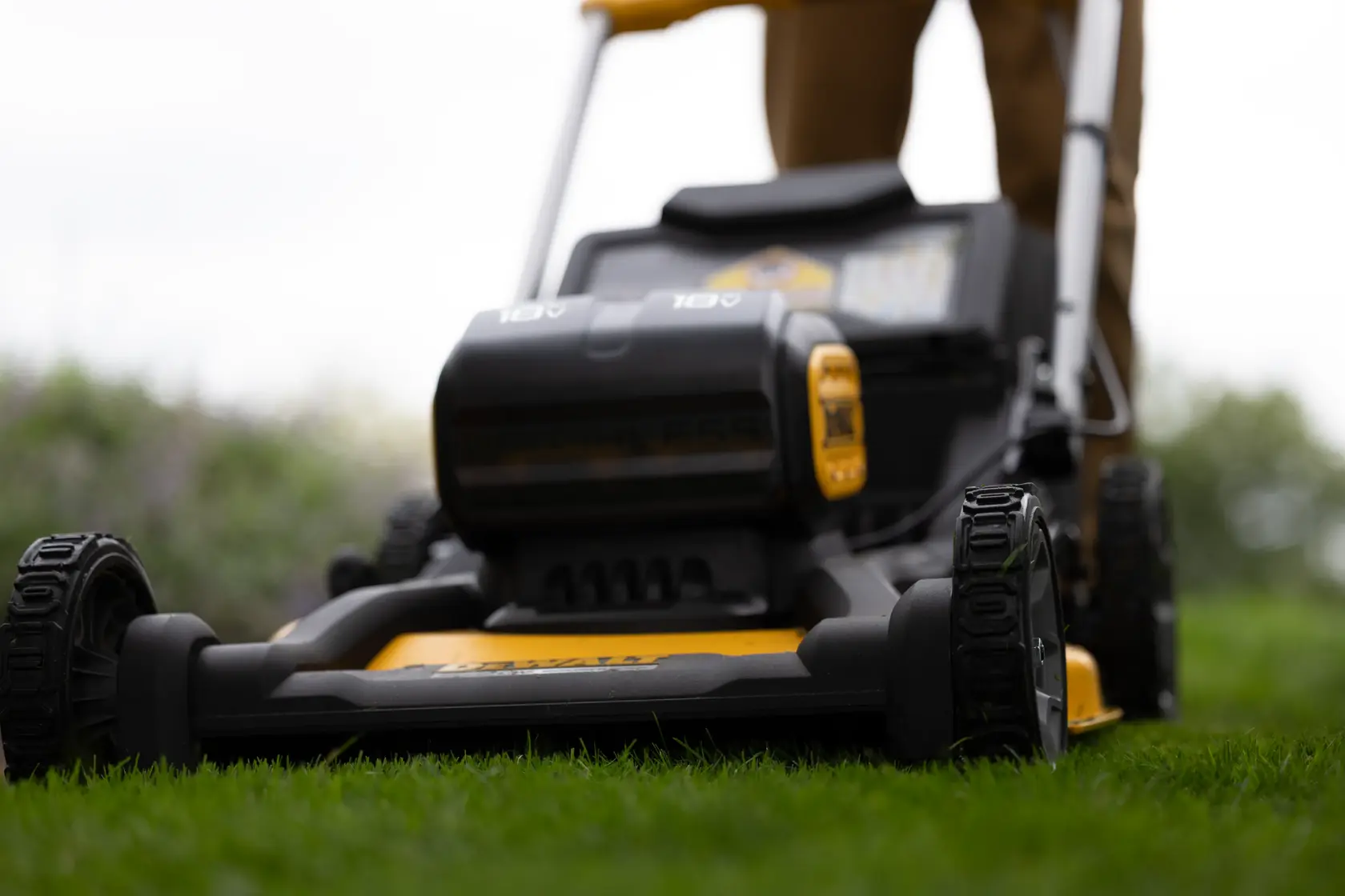 2x18V XR Gräsklippare med drivare utan batteri & laddare