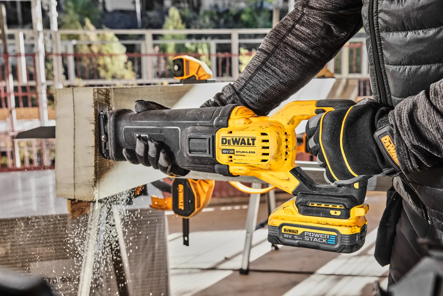 18V XR Tigersåg med 2x POWERSTACK 5.0Ah batterier och laddare i TSTAK