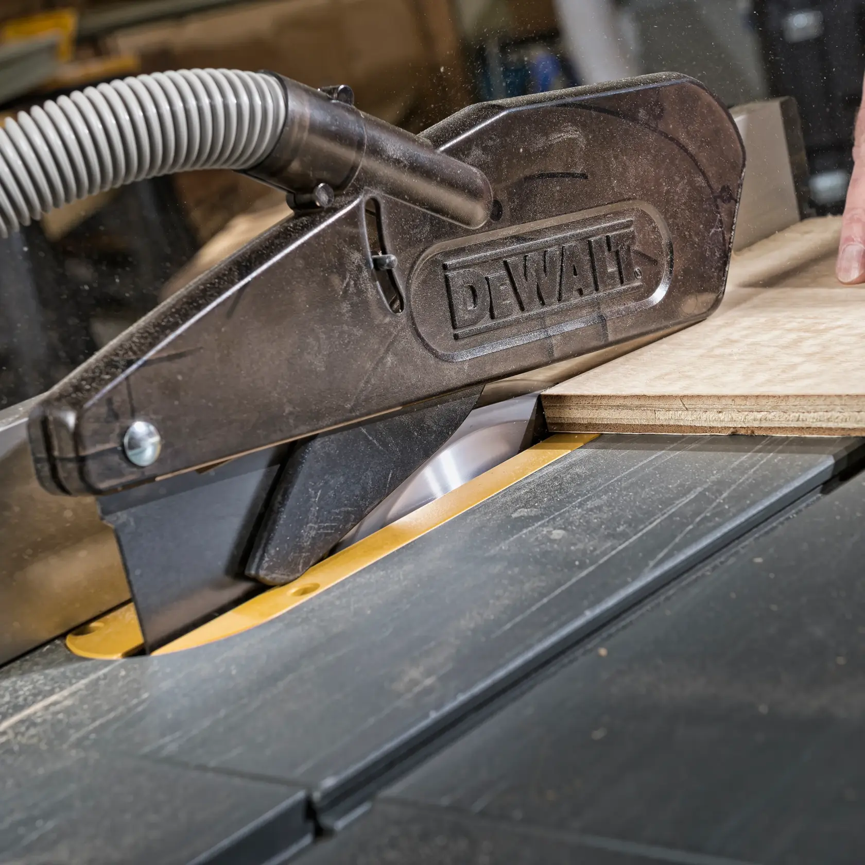Grafik mit DEWALT XTREME Sub-Compact Series Branding und dem Slogan 'Kompakt und leistungsstark' auf gelbem Hintergrund.