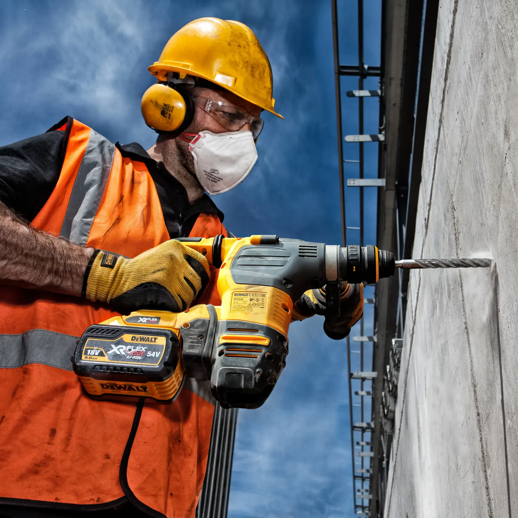 Grafik mit DEWALT XTREME Sub-Compact Series Branding und dem Slogan 'Kompakt und leistungsstark' auf gelbem Hintergrund.