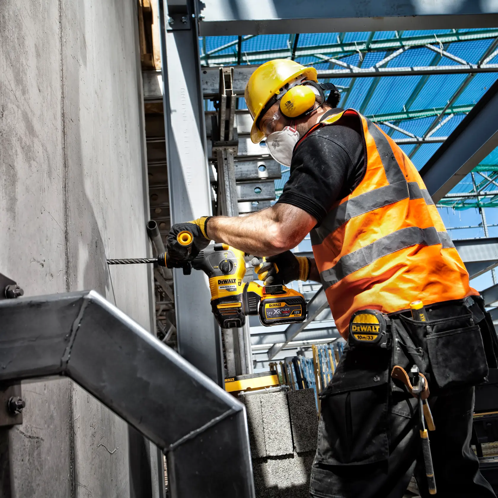 Grafik mit DEWALT XTREME Sub-Compact Series Branding und dem Slogan 'Kompakt und leistungsstark' auf gelbem Hintergrund.