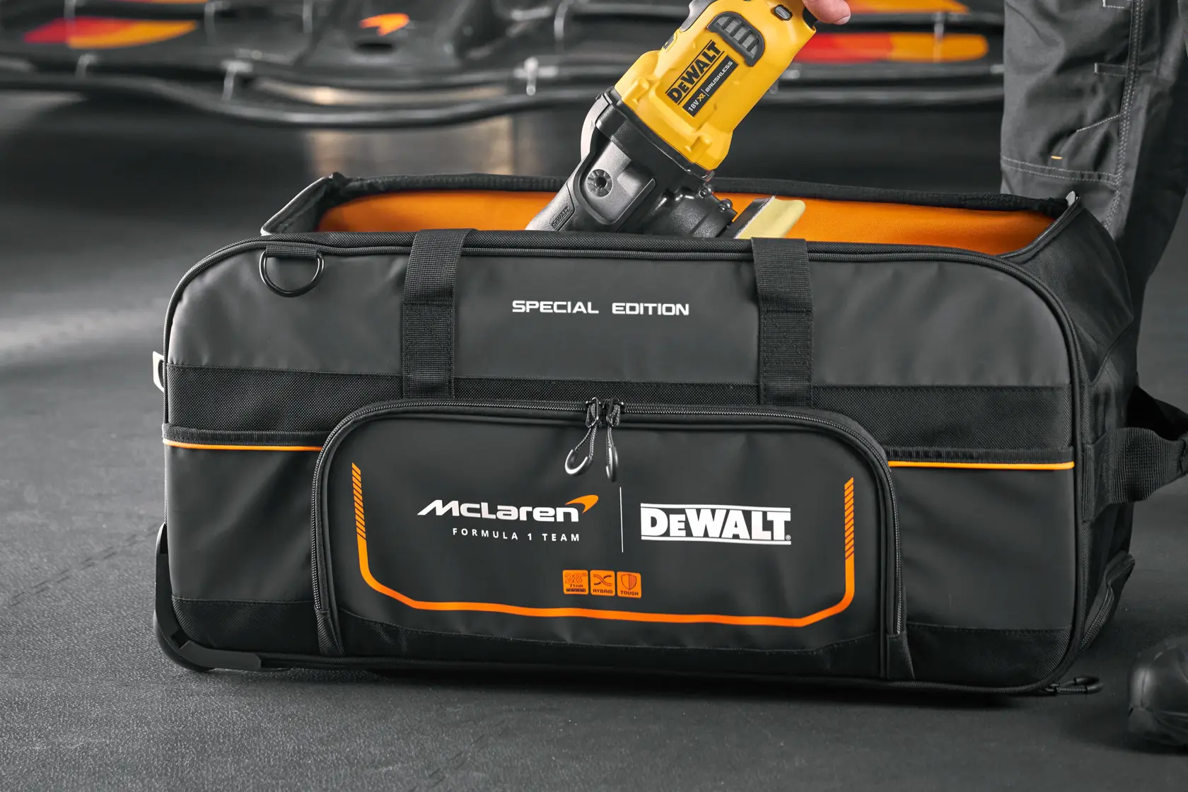 DEWALT x McLaren 71cm Duffelväska med hjul