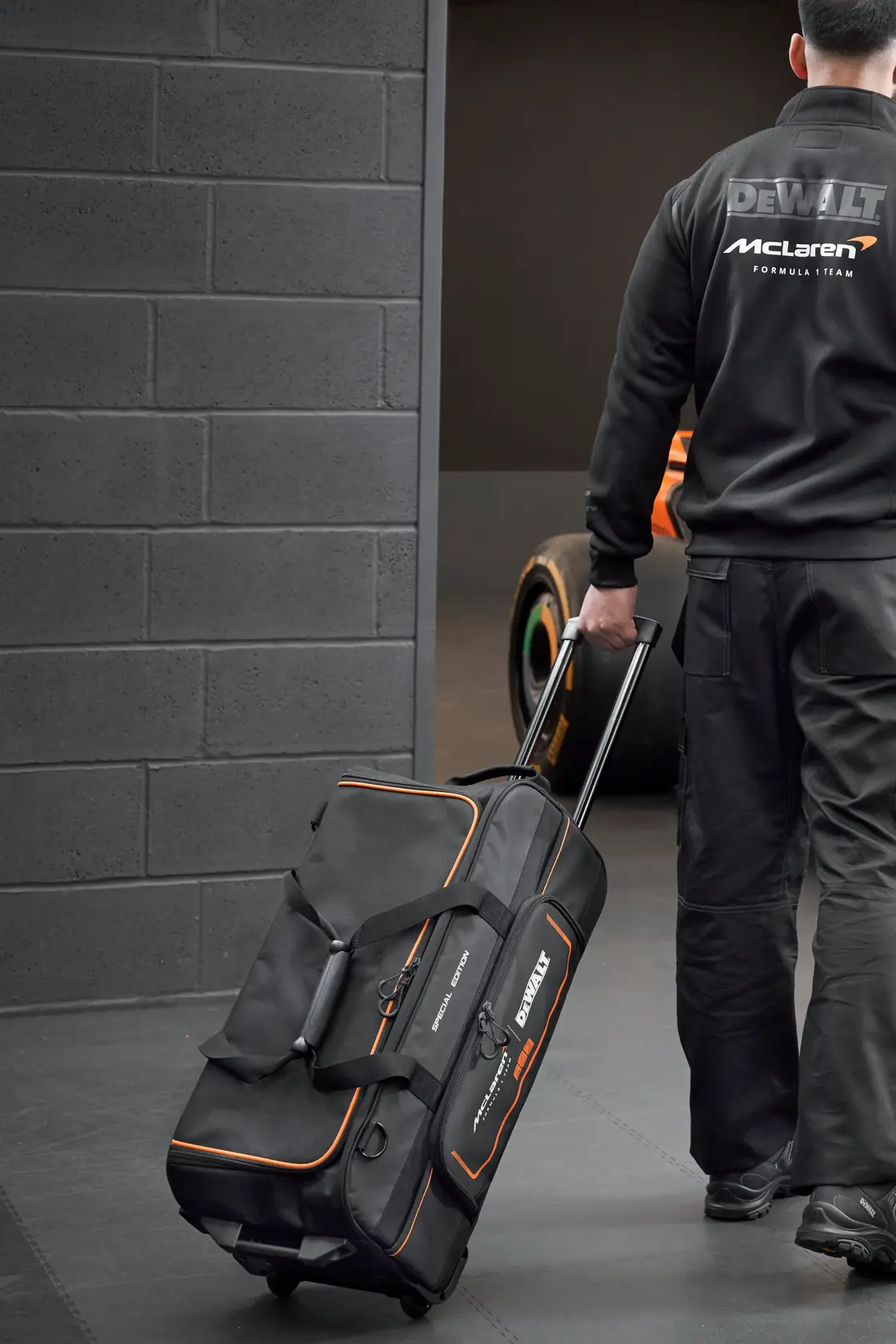 DEWALT x McLaren 71cm Duffelväska med hjul